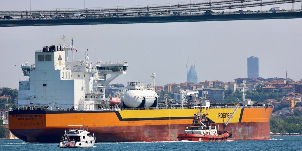 SUA relaxează temporar sancțiunile asupra petrolului rusesc pentru a stabiliza piața energetică Departamentul Trezoreriei SUA a emis o licență care permite vânzarea petrolului rusesc și a produselor petroliere încărcate pe nave până pe 12 martie, cu o valabilitate extinsă până la 11 aprilie