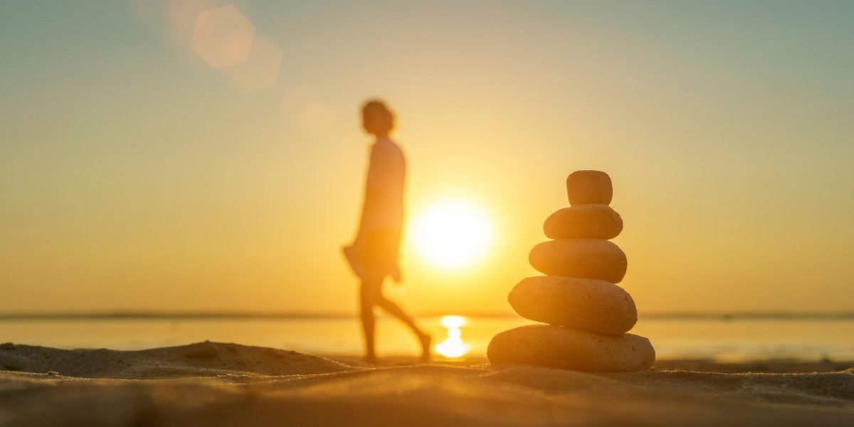 Stabilitatea interioară, o abilitate subestimată în era digitală Într-o lume tot mai dependentă de tehnologie și mereu conectată, psihologii atrag atenția asupra importanței unei abilități adesea neglijate: stabilitatea interioară