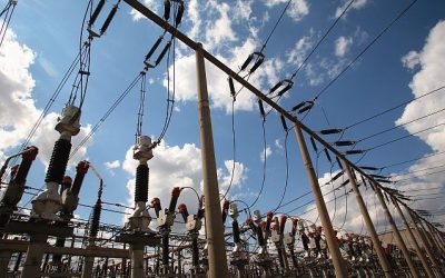 ANRE înăsprește condițiile pentru investitorii în energie: Garanțiile financiare cresc de patru ori Autoritatea Națională de Reglementare în Energie (ANRE) propune majorarea semnificativă a garanțiilor financiare solicitate investitorilor în proiectele de energie