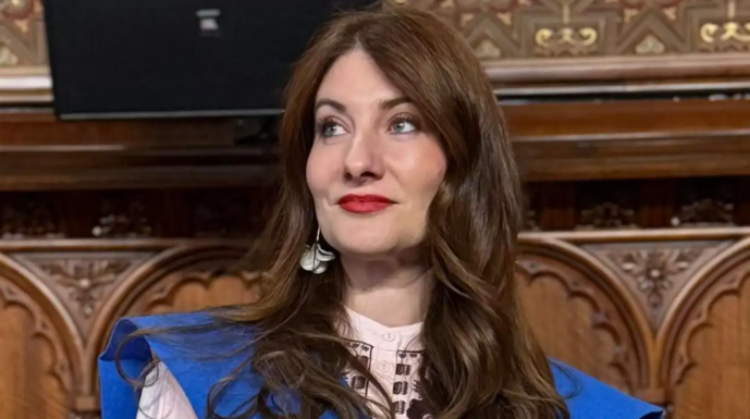 O româncă a obținut cel mai mare punctaj din istoria examenului de rezidențiat în Spania Elena Bianca Ciobanu Selaru, un medic de origine română, a reușit o performanță remarcabilă la examenul MIR din Spania, obținând primul loc