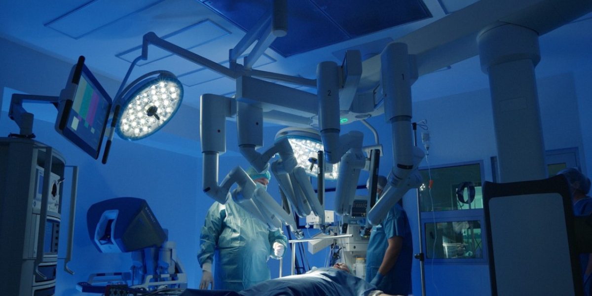 Robotul chirurgical, un aliat prețios în ortopedie: Pacienți din România beneficiază de intervenții avansate O pacientă în vârstă de 61 de ani, diagnosticată cu coxartroză severă, a beneficiat de o dublă protezare de șold realizată cu ajutorul unui robot chirurgical la Spitalul Foișor din București