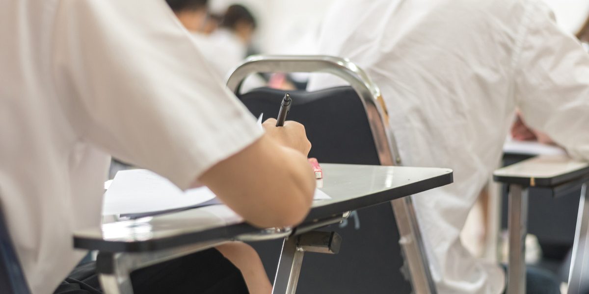 Simulare Bacalaureat 2026: Elevii au susținut proba la alegere a profilului București – Elevii de clasele a XII-a și a XIII-a au susținut miercuri, 25 martie, proba la alegere a profilului și specializării, în cadrul simulării examenului de Bacalaureat 2026