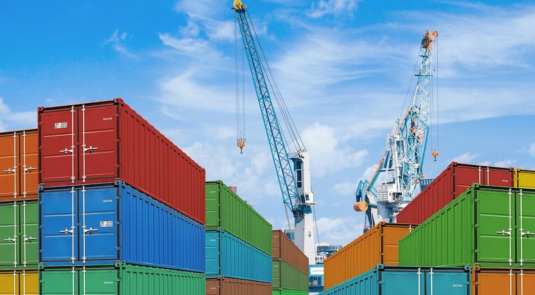 Deficitul comercial al României s-a redus în ianuarie, dar importurile rămân mai scăzute decât exporturile Deficitul comercial al României a scăzut cu 15% în ianuarie, ajungând la 2,33 miliarde de euro, potrivit datelor publicate de Institutul Național de Statistică (INS)