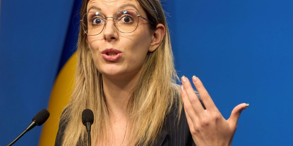 Prunea, scuze publice după acuzațiile la adresa ministrului Buzoianu Florin Prunea, fostul internațional și membru al „Generației de Aur”, a revenit asupra declarațiilor făcute cu o zi în urmă și și-a cerut scuze publice pentru acuzațiile aduse Dianei Buzoianu, ministrul Mediului