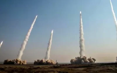 Un secol de tensiuni: SUA și Iranul, o relație tumultuoasă Relațiile dintre Statele Unite ale Americii și Iran au fost marcate de conflicte, colaborări ocazionale și o tensiune constantă, de-a lungul istoriei secolului trecut