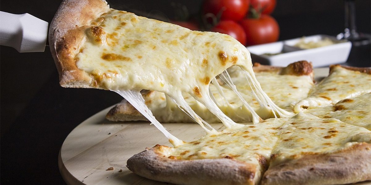 Pizza rapidă: Rețeta cu doar două ingrediente care cucerește bucătăriile Pizza, una dintre cele mai apreciate mâncăruri la nivel global, poate fi preparată acasă într-un mod simplu și economic, potrivit unei noi rețete ce folosește doar două ingrediente: făină și mozzarella