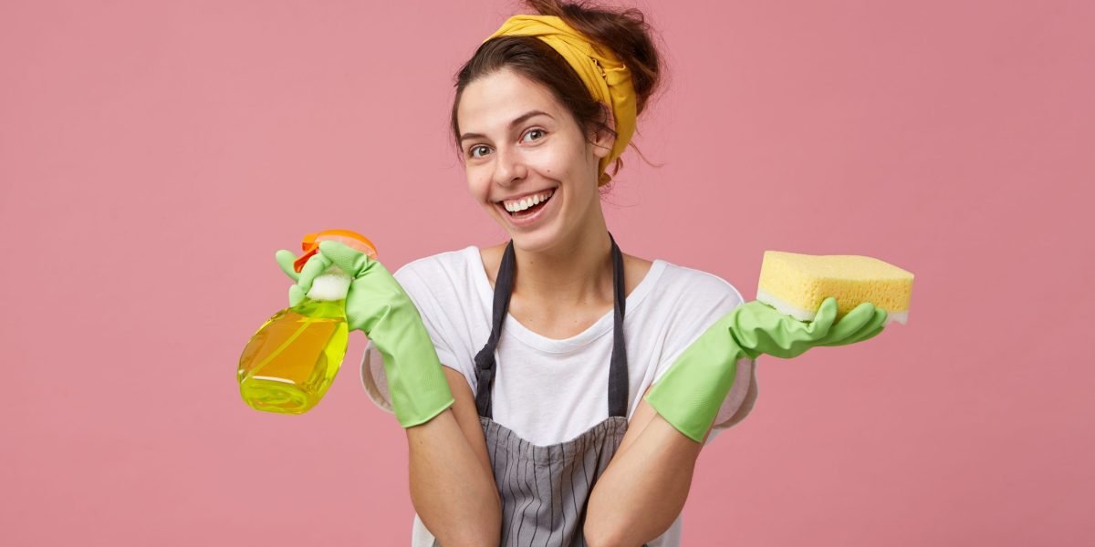 Salariile femeilor de serviciu: discrepanțe între sectorul public și cel privat Veniturile obținute de femeile de serviciu variază semnificativ, influențate fiind de tipul angajatorului, experiența profesională și locația geografică