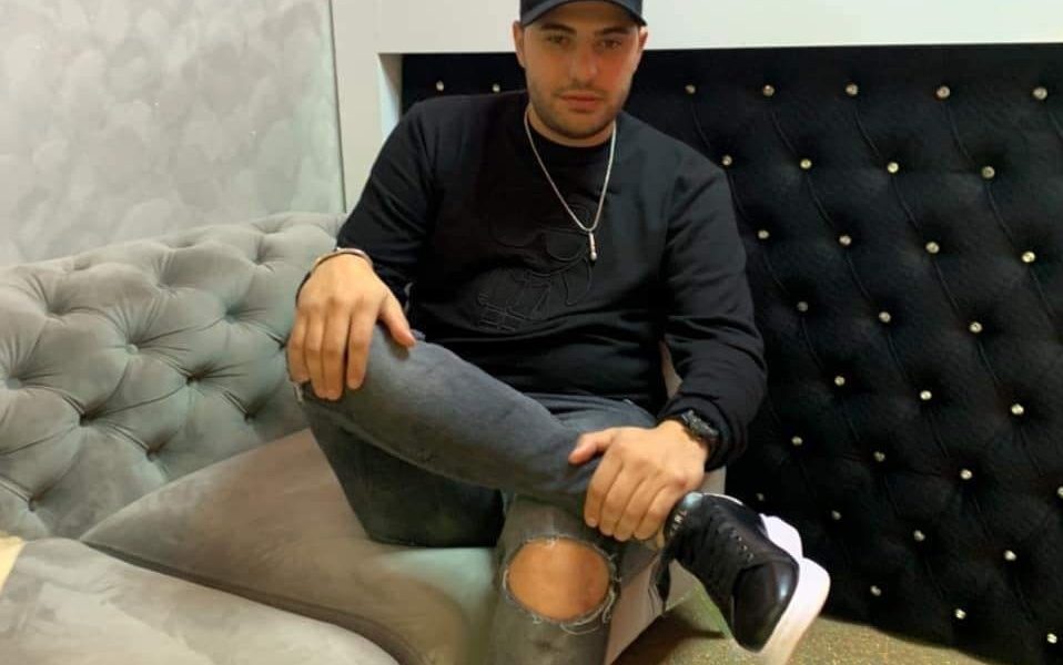 Fiul lui Nicolae Guță, prins drogat și cu permisul suspendat, va fi prezentat magistraților Un bărbat în vârstă de 34 de ani din Petroșani, identificat ca fiind fiul cunoscutului interpret Nicolae Guță, a fost reținut de polițiști în urma unui control de rutină pe DN 66, în apropiere de Hațeg