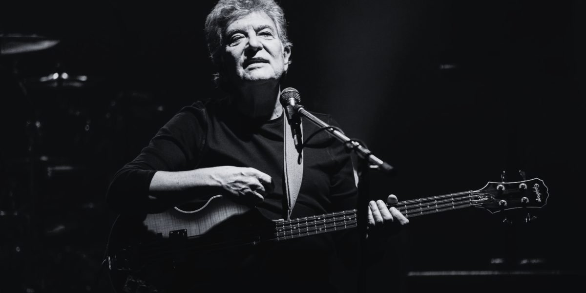 A murit Iulian „Mugurel” Vrabete, basistul trupei Holograf Iulian „Mugurel” Vrabete, basistul legendar al trupei Holograf, a încetat din viață, lăsând în urmă o carieră de peste patru decenii în muzica rock românească