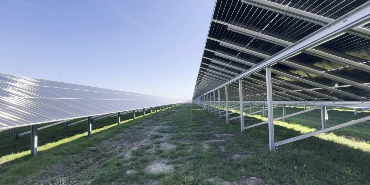 Record de producție pentru energia solară în România: Aproape o treime din energie, asigurată de panourile fotovoltaice Vineri, la ora 12:48, România a atins un nou record în ceea ce privește producția de energie electrică din surse fotovoltaice