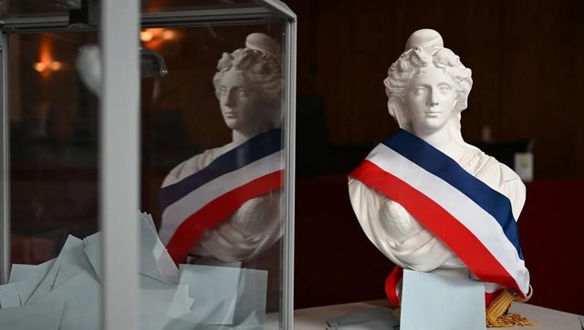 Extrema dreaptă franceză, victorie la Perpignan; alegerile locale, un test pentru prezidențialele de anul viitor Partidul de extremă dreapta Rassemblement National (RN), condus de Marine Le Pen, și-a menținut controlul asupra orașului Perpignan în urma primului tur al alegerilor municipale din Franța