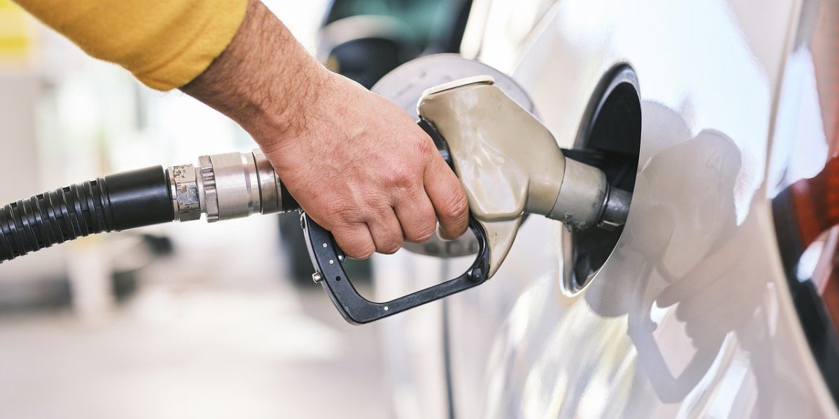 Guvernul reduce acciza la carburanți cu 10% inițial