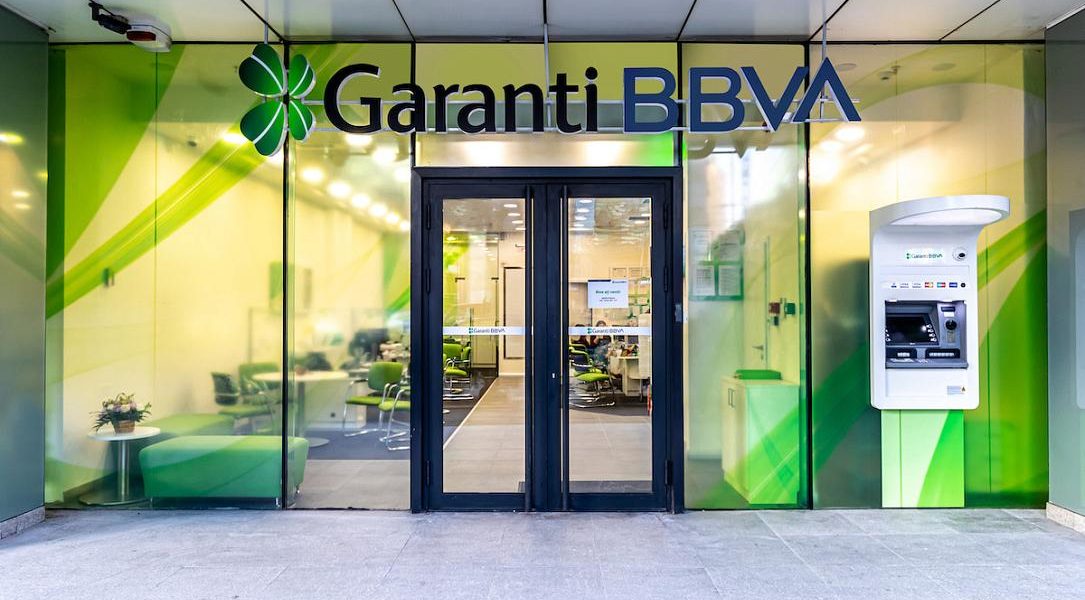 Garanti BBVA neagă oficial vânzarea subsidiarei din România, dar lasă ușa deschisă Grupul financiar turc Garanti BBVA, controlat în proporție de 86% de grupul spaniol Banco Bilbao Vizcaya Argentaria (BBVA), a reacționat oficial cu privire la informațiile apărute în spațiul public despre o posibilă vânzare a subsidiarei sale din România către Raiffeisen