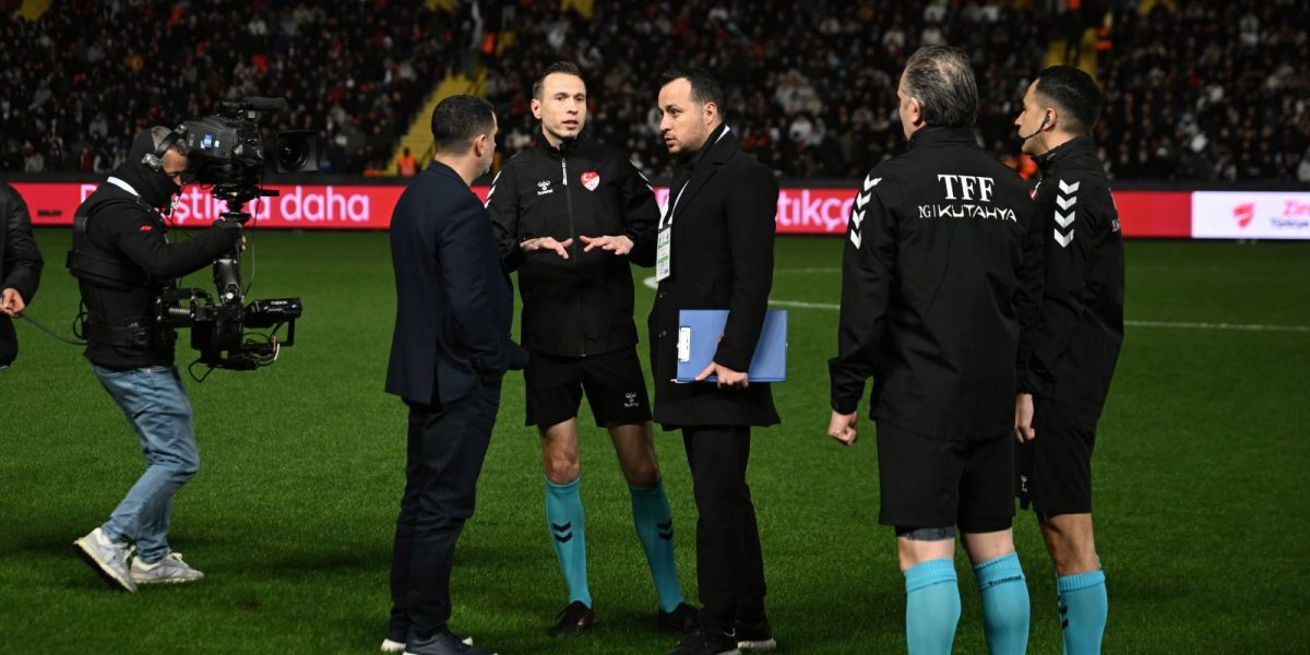 Întârziere neașteptată în Cupa Turciei: Probleme tehnice amână startul meciului Gaziantep – Fenerbahce Meciul din Cupa Turciei dintre Gaziantep și Fenerbahce, programat miercuri seară, a fost amânat cu aproximativ o oră din cauza unor probleme la sistemul de iluminare al stadionului