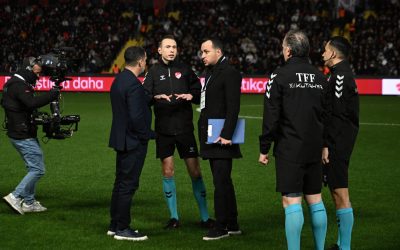 Întârziere neașteptată în Cupa Turciei: Probleme tehnice amână startul meciului Gaziantep – Fenerbahce Meciul din Cupa Turciei dintre Gaziantep și Fenerbahce, programat miercuri seară, a fost amânat cu aproximativ o oră din cauza unor probleme la sistemul de iluminare al stadionului