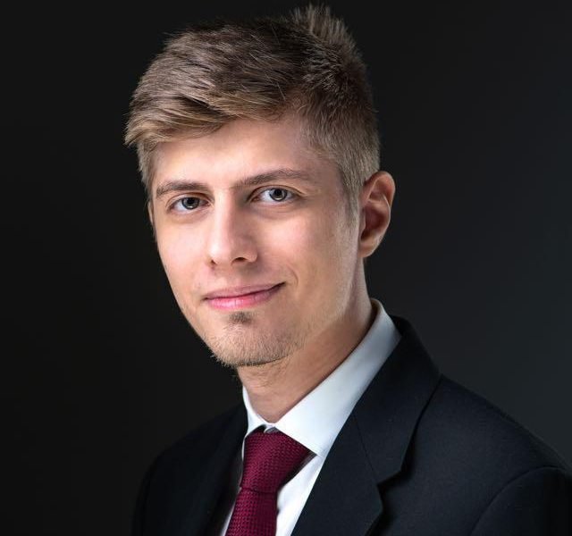 Theodor Alexandru Genoiu: De la moștenirea culturală la finanțele strategice Theodor Alexandru Genoiu, un tânăr analist financiar cu rădăcini adânci în domeniul investițiilor și finanțelor, a ales să își construiască parcursul profesional la intersecția dintre moștenirea culturală și ambițiile economice