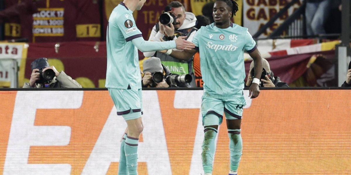 Roma-Bologna, gol rossoblù di Rowe tra le proteste. Cos'è successo in Europa League