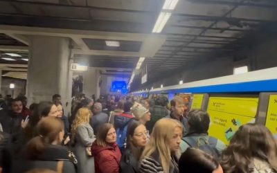 Haos la metrou: Un tren stricat a provocat aglomerație la Unirii 2 Miercuri dimineață, călătorii care folosesc Magistrala 2 a metroului bucureștean s-au confruntat cu întârzieri și aglomerație după ce un tren a fost scos din circulație din cauza unei defecțiuni