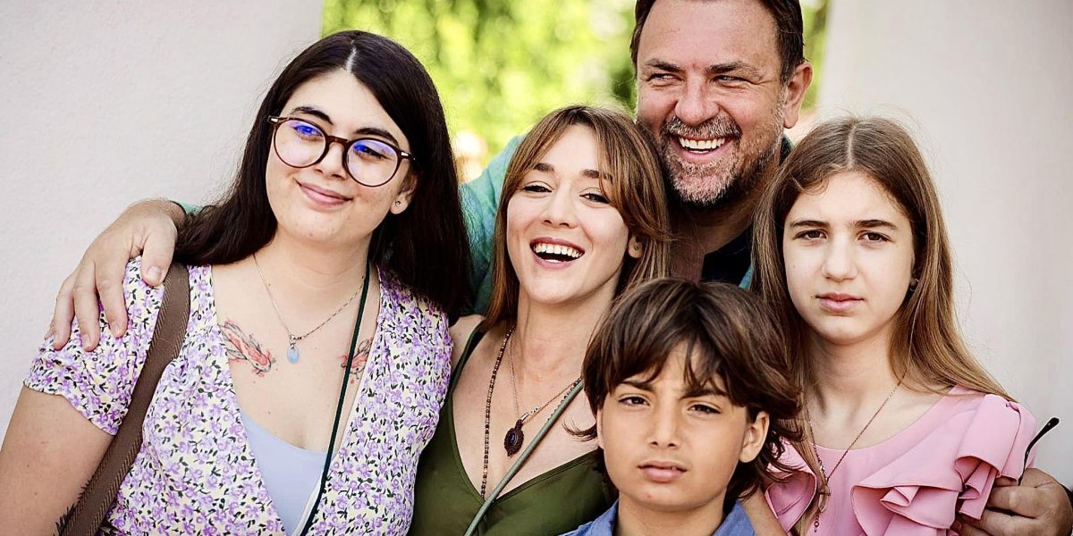 Horia Brenciu, blocat în Kuala Lumpur, se întoarce singur în România pentru concerte Horia Brenciu, împreună cu familia sa, se confruntă cu o situație dificilă în Kuala Lumpur, Malaezia, după ce planurile de călătorie spre Singapore au fost date peste cap din cauza anulării zborurilor din zona de conflict