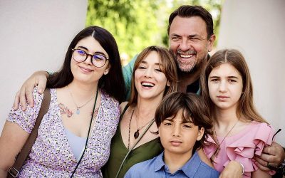 Horia Brenciu, blocat în Kuala Lumpur, se întoarce singur în România pentru concerte Horia Brenciu, împreună cu familia sa, se confruntă cu o situație dificilă în Kuala Lumpur, Malaezia, după ce planurile de călătorie spre Singapore au fost date peste cap din cauza anulării zborurilor din zona de conflict