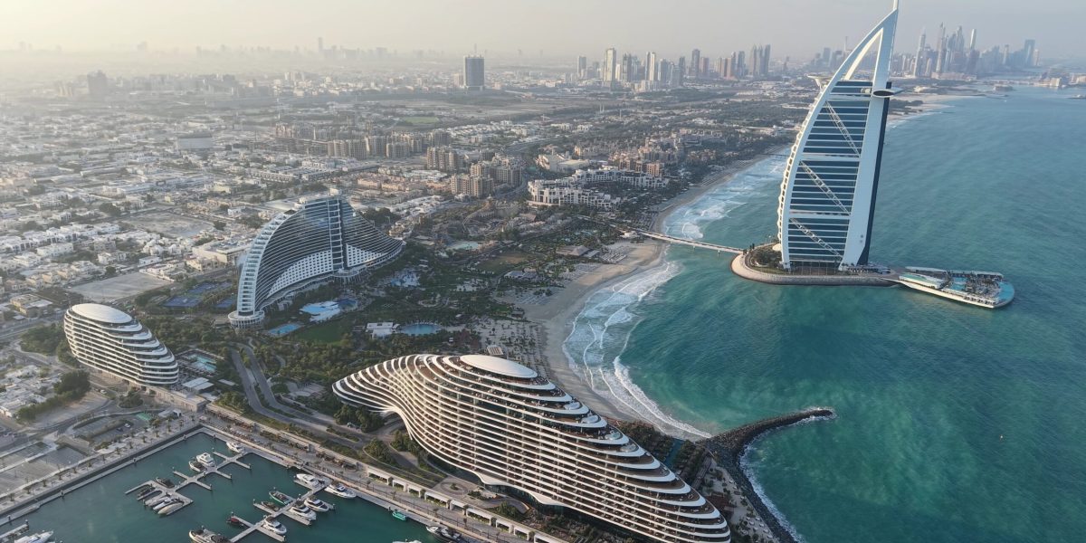 Criza din Orientul Mijlociu afectează turismul din Dubai: hotelurile reduc prețurile și promovează vacanțele interne Hotelurile de lux din Dubai se confruntă cu o scădere a rezervărilor, pe fondul reducerii zborurilor internaționale și al avertismentelor emise de autorități din diverse țări privind călătoriile în regiunea Golfului Persic