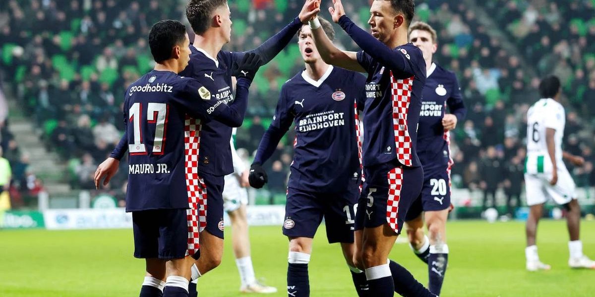Fotbal: PSV Eindhoven, lovit de o dublă nenorocire după eliminarea din cupă Nijmegen – PSV Eindhoven a suferit o înfrângere neașteptată în Cupa Olandei, un rezultat care a stârnit dezamăgire în rândul fanilor și a lăsat urme adânci în vestiar