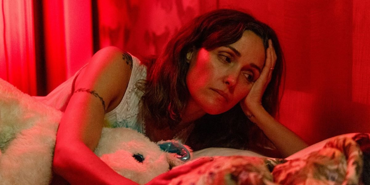 „If I Had Legs I’d Kick You”: O Privire Asupra Suferinței Umane, Prin Ochiul Unei Regizoare Filmul „If I Had Legs I’d Kick You”, regizat de Mary Bronstein, va ajunge în cinematografele italiene pe 5 martie, promițând o experiență cinematografică intensă