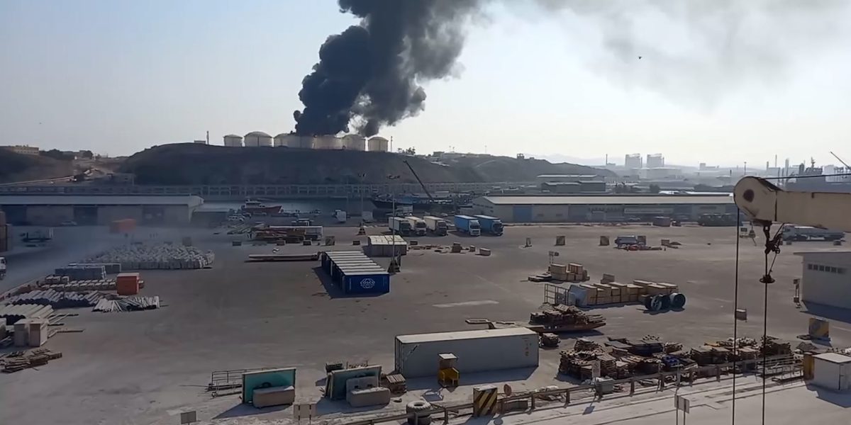 Droni lovesc instalații petroliere în Oman, pe fondul tensiunilor regionale Salalah, Oman – Instalații de stocare a petrolului din portul Salalah, Oman, au fost ținta unor atacuri cu drone, au anunțat autoritățile locale