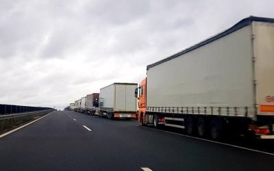 Transportatorii cer reducerea accizelor la carburanți, guvernul ia în calcul măsuri Confederația Operatorilor și Transportatorilor Autorizați din România (COTAR) a solicitat Guvernului reducerea la jumătate a accizelor la motorină și benzină, în contextul creșterii prețurilor la carburanți și a posibilelor implicații economice