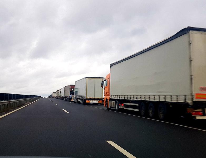 Transportatorii cer reducerea accizelor la carburanți, guvernul ia în calcul măsuri Confederația Operatorilor și Transportatorilor Autorizați din România (COTAR) a solicitat Guvernului reducerea la jumătate a accizelor la motorină și benzină, în contextul creșterii prețurilor la carburanți și a posibilelor implicații economice