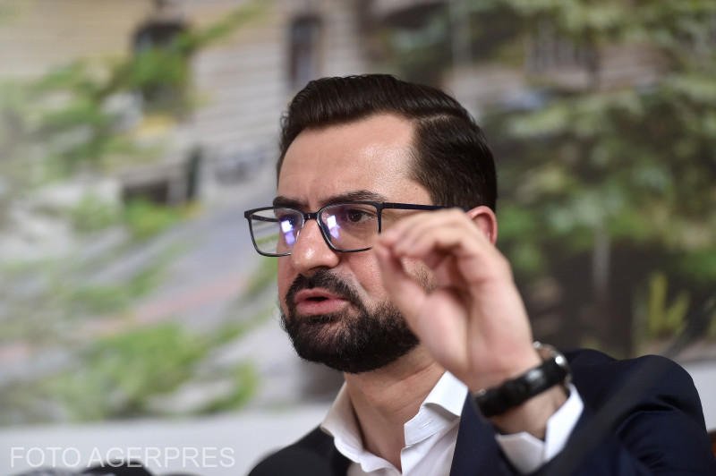 Adrian Chesnoiu, fost ministru al Agriculturii, condamnat la închisoare cu executare Fostul ministru al Agriculturii, Adrian Chesnoiu, a fost condamnat miercuri de Înalta Curte de Casație și Justiție la 4 ani de închisoare cu executare