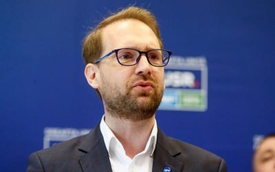 Fritz, surprins de manevrele PSD privind guvernarea: „Ar putea crea o criză politică” Președintele USR, Dominic Fritz, a exprimat vineri surprinderea față de intenția PSD de a organiza un referendum intern privind formula de guvernare, avertizând că o astfel de mișcare ar putea genera o criză politică