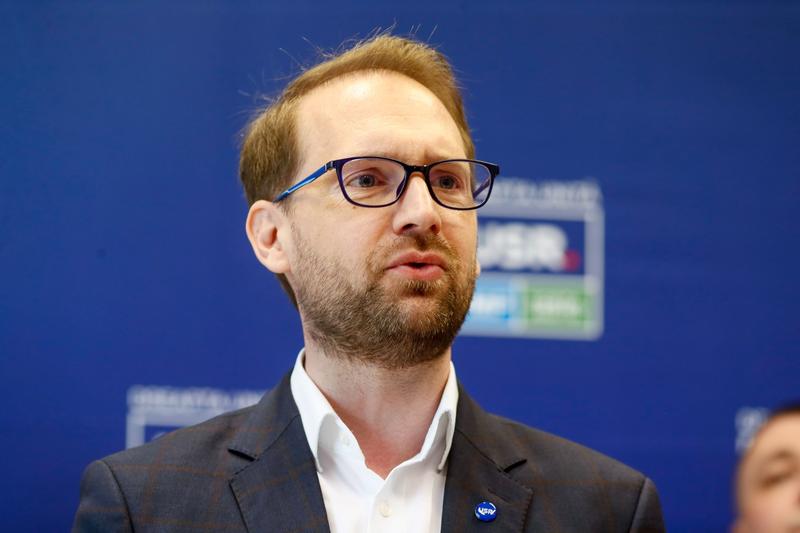 Fritz, surprins de manevrele PSD privind guvernarea: „Ar putea crea o criză politică” Președintele USR, Dominic Fritz, a exprimat vineri surprinderea față de intenția PSD de a organiza un referendum intern privind formula de guvernare, avertizând că o astfel de mișcare ar putea genera o criză politică