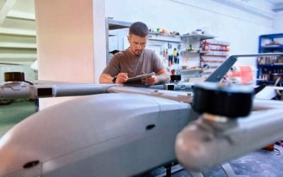 O companie românească dezvoltă un sistem anti-dronă testat pe frontul din Ucraina Compania românească Qognifly a dezvoltat un sistem anti-dronă, numit Drone Wall, care a fost testat și validat pe câmpul de luptă din Ucraina