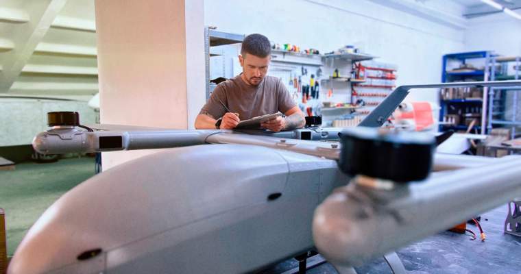 O companie românească dezvoltă un sistem anti-dronă testat pe frontul din Ucraina Compania românească Qognifly a dezvoltat un sistem anti-dronă, numit Drone Wall, care a fost testat și validat pe câmpul de luptă din Ucraina