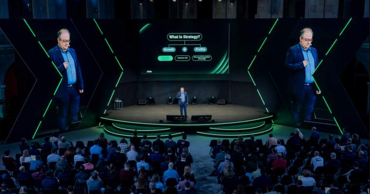 Inteligența artificială redefinește afacerile: De la algoritmi la experiențe personalizate Inteligența artificială (AI) transformă fundamental modul în care companiile interacționează cu datele și cu clienții lor