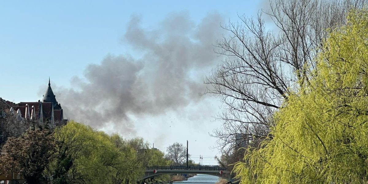 Incendiu în zona Freidorf: Pompierii intervin pentru stingerea focului Timișoara – Un incendiu a izbucnit miercuri în zona Freidorf din Timișoara, în apropierea Liceului Tehnologic Transporturi Auto