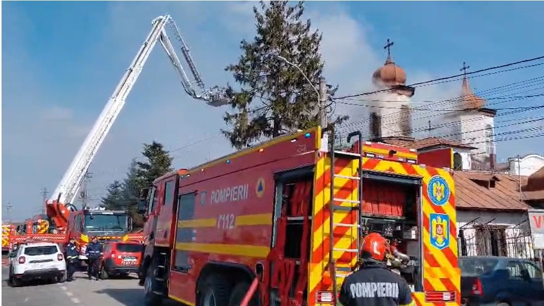 Incendiu la o biserică din Prahova, în timpul slujbei video
