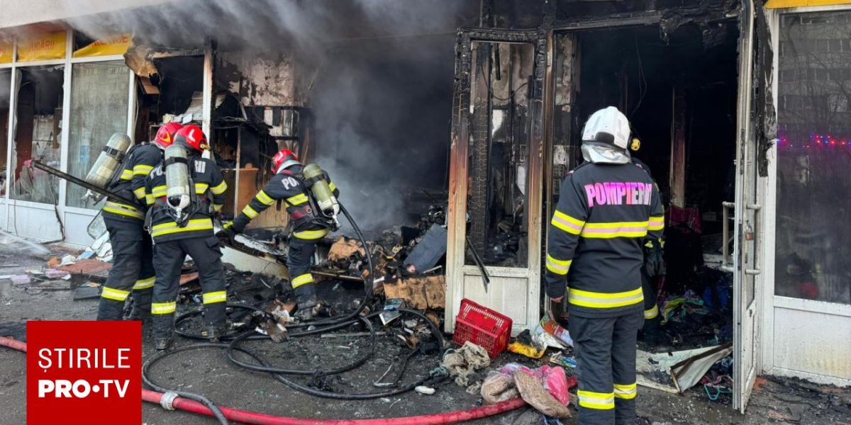 Un incendiu de amploare a izbucnit la un magazin mixt situat la parterul unui bloc din București, mobilizând rapid forțe importante de intervenție