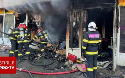 Un incendiu de amploare a izbucnit la un magazin mixt situat la parterul unui bloc din București, mobilizând rapid forțe importante de intervenție