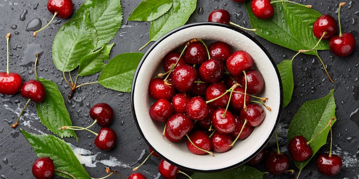 Cercetătorii americani: Cireșele negre pot încetini evoluția cancerului mamar agresiv Cireșele negre, apreciate în rețete diverse, de la deserturi la smoothie-uri, ar putea ascunde o serie de beneficii pentru sănătate, potrivit unor cercetări recente