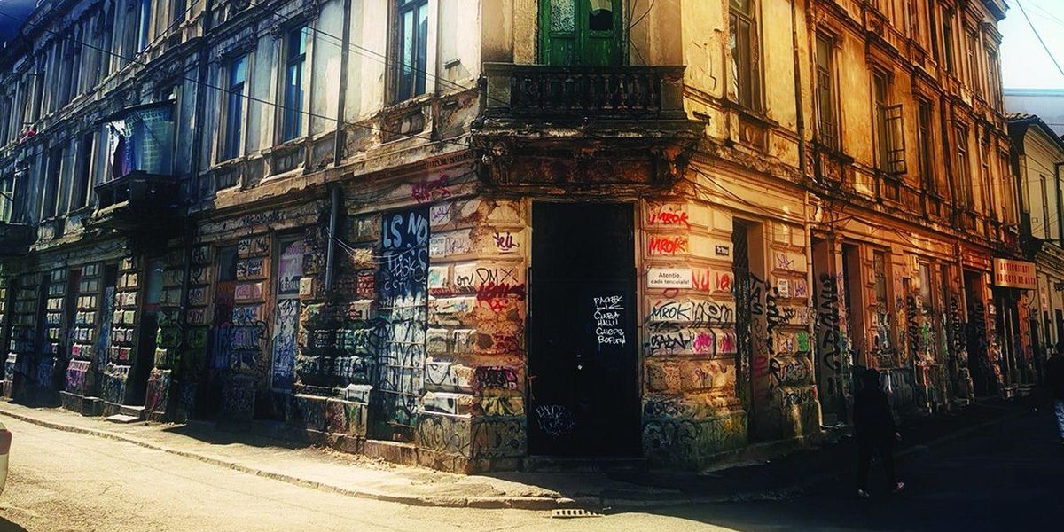 Hotelul Kiriazi, un monument istoric din centrul vechi, scos la vânzare pentru 3 milioane de euro Centrul istoric al Bucureștiului ar putea găzdui în curând un nou proprietar pentru clădirea fostului Hotel Kiriazi, un simbol al eleganței și al trecutului boem al capitalei