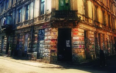 Hotelul Kiriazi, un monument istoric din centrul vechi, scos la vânzare pentru 3 milioane de euro Centrul istoric al Bucureștiului ar putea găzdui în curând un nou proprietar pentru clădirea fostului Hotel Kiriazi, un simbol al eleganței și al trecutului boem al capitalei