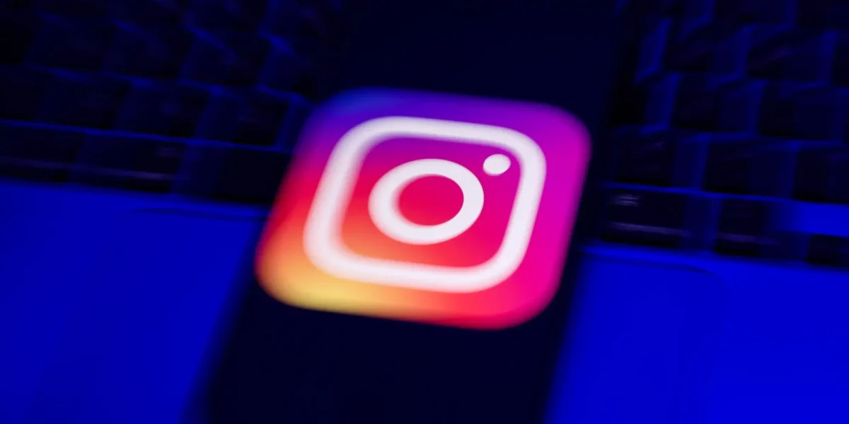 Instagram renunță la criptarea end-to-end pentru mesajele private Platforma Instagram, deținută de Meta, va elimina criptarea end-to-end (E2EE) pentru mesajele private, o mișcare surprinzătoare având în vedere că aceeași companie a promovat intens această tehnologie pentru securizarea conversațiilor
