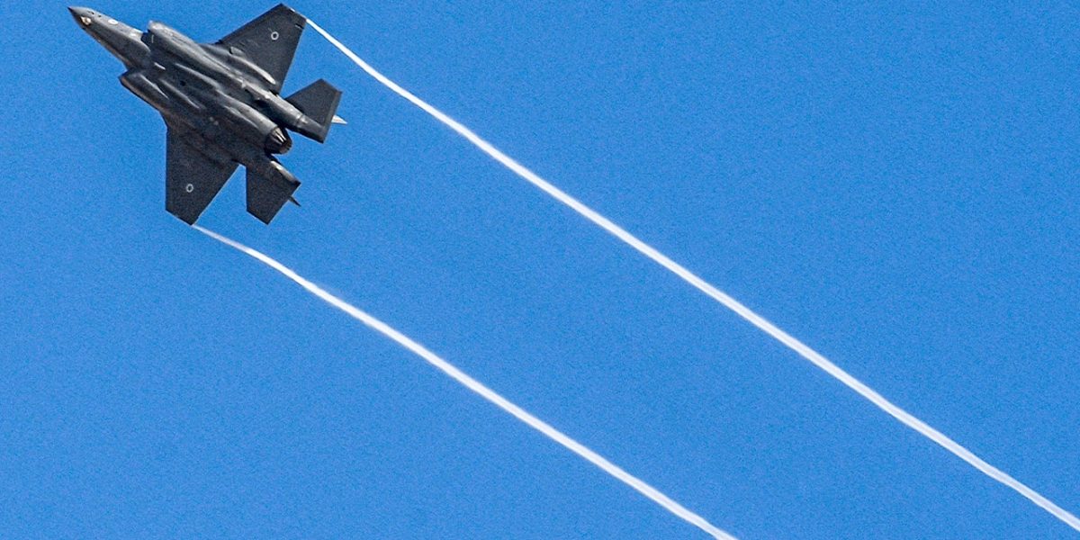 F-35I „Adir” al Israelului, prima doborâre a unui avion de vânătoare în luptă Un avion de vânătoare F-35I „Adir” al Forțelor Aeriene Israeliene a doborât un avion de antrenament Yak-130 al Forțelor Aeriene Iraniene, marcând o premieră istorică