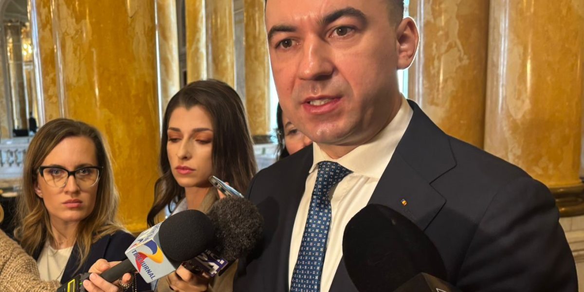 Guvernul ia în calcul reducerea accizei la carburanți, pe fondul scumpirilor Guvernul analizează mai multe scenarii pentru a contracara efectele creșterii prețurilor la carburanți, inclusiv posibilitatea reducerii accizei