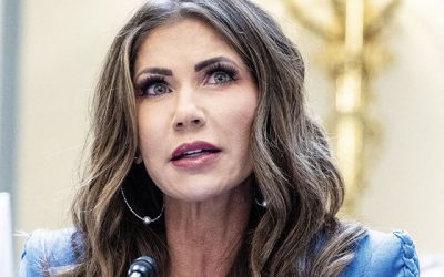 Kristi Noem, secretara pentru securitate internă a Statelor Unite, a fost demisă de președintele Donald Trump, pe fondul criticilor legate de politica de deportări și al acuzațiilor de abuz de fonduri publice