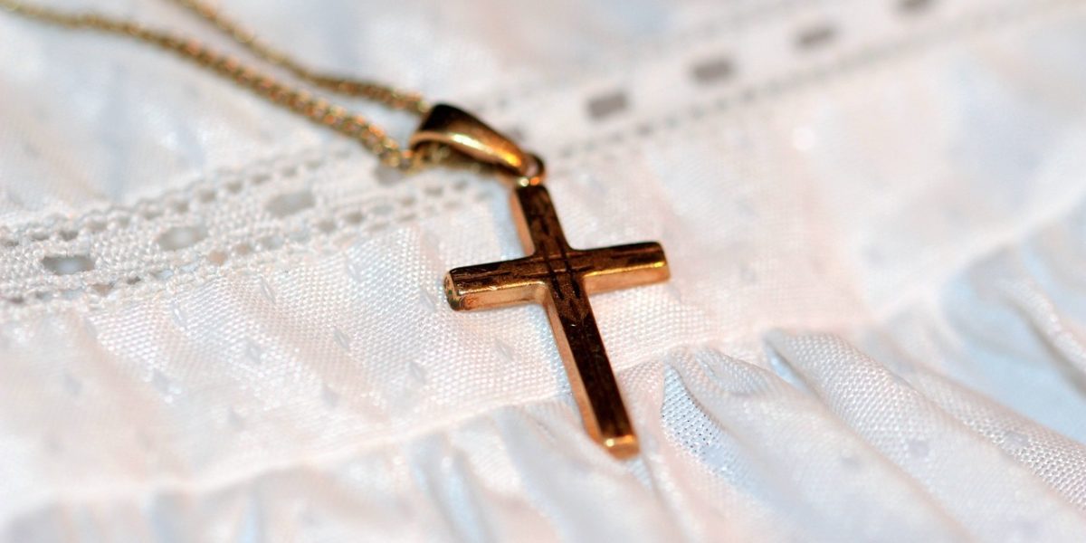 Crucea și simbolurile religioase, reinterpretate ca accesorii de modă Elemente iconice ale creștinismului, precum crucea și medalioanele cu sfinți, își fac o revenire spectaculoasă în lumea modei, dar nu neapărat cu o încărcătură spirituală