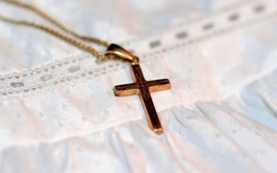 Crucea și simbolurile religioase, reinterpretate ca accesorii de modă Elemente iconice ale creștinismului, precum crucea și medalioanele cu sfinți, își fac o revenire spectaculoasă în lumea modei, dar nu neapărat cu o încărcătură spirituală