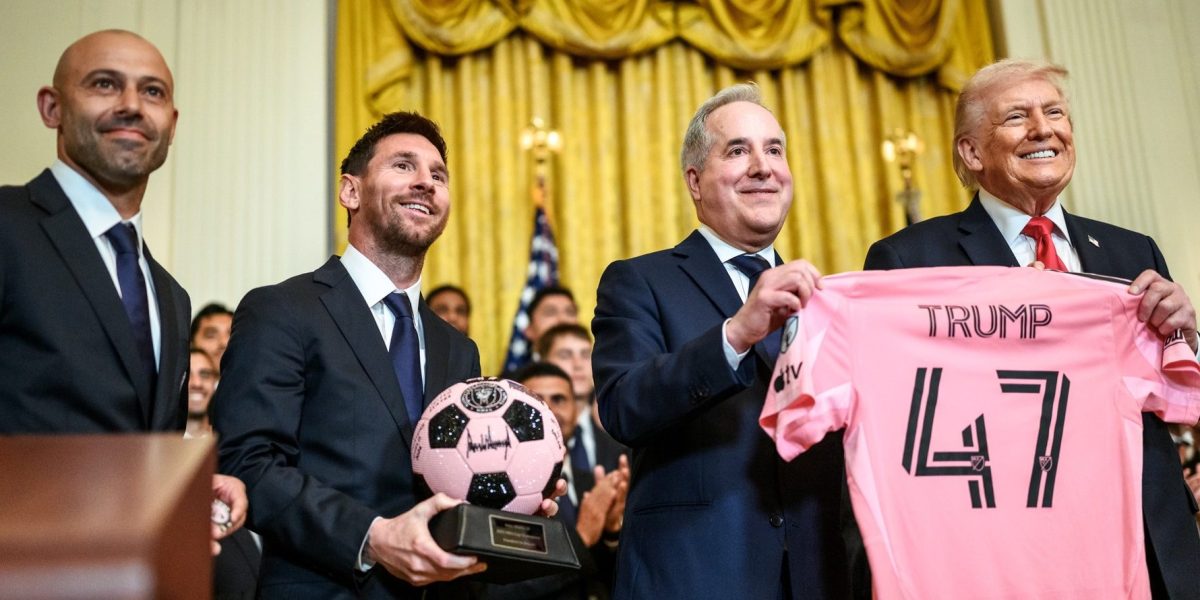 Messi, huiduit pentru un gest controversat la Casa Albă Starul fotbalului mondial, Lionel Messi, a fost ținta unor critici vehemente după ce a aplaudat un discurs al fostului președinte american Donald Trump, susținut recent la Casa Albă